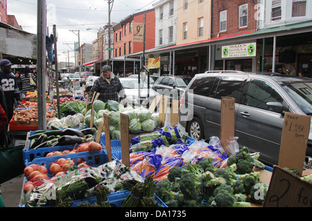 Philadelphia 9e Rue Marché italien vue d'un vendeur de légumes. Banque D'Images