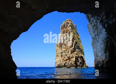 Ortholithos (il signifie "Standing Rock' en Grec), un rocher spectaculaire dans l'île de Paxos, Mer Ionienne, Eptanisa, Grèce. Banque D'Images