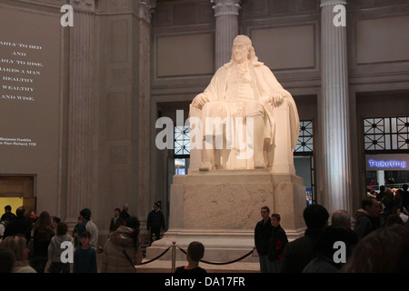 Benjamin Franklin statue au hall d'entrée de l'Institut Franklin de Philadelphie, Pennsylvanie. Banque D'Images