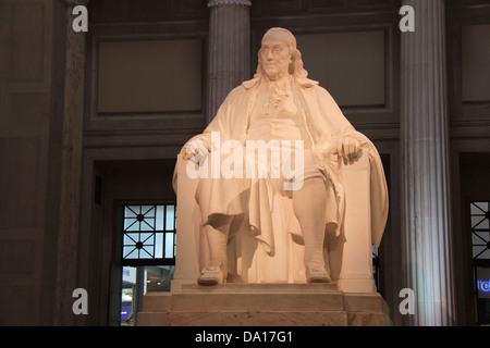 Benjamin Franklin statue au hall d'entrée de l'Institut Franklin de Philadelphie, Pennsylvanie. Banque D'Images