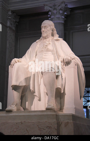 Benjamin Franklin statue au hall d'entrée de l'Institut Franklin de Philadelphie, Pennsylvanie. Banque D'Images