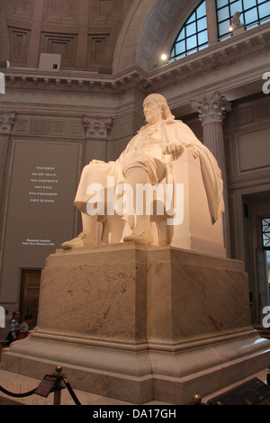 Benjamin Franklin statue au hall d'entrée de l'Institut Franklin de Philadelphie, Pennsylvanie. Banque D'Images