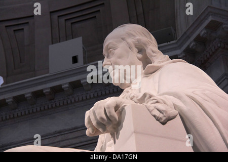 Benjamin Franklin statue au hall d'entrée de l'Institut Franklin de Philadelphie, Pennsylvanie. Banque D'Images