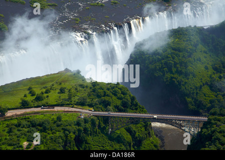 Victoria Falls ou 'Mosi-oa-Tunya" (La fumée qui tonne), Zambèze, et pont de Victoria Falls, Zimbabwe / Zambie border Banque D'Images