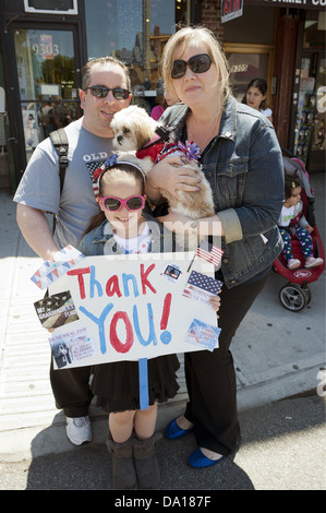 Famille montre leur appréciation aux anciens combattants à la Kings County Memorial Day Parade dans Bay Ridge, Brooklyn, NY, 2013. Banque D'Images