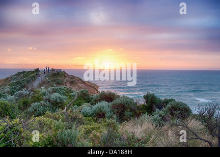 Les touristes profiter d'un coucher du soleil de l'Australie de Port Campbell Conservation Park sur Victoria's wild côte sud-ouest. Banque D'Images