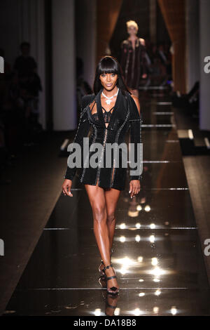 Paris, France. 30 juin 2013. La mannequin britannique Naomi Campbell porte une création par le designer italien Donatella Versace Versace dans le cadre de la collection automne/hiver 2013/2014 présentée lors de la Paris fashion week Haute Couture, à Paris. Défilés de Haute Couture de Paris jusqu'au 3 juillet 2013. Photo : Hendrik Ballhausen/dpa/Alamy Live News Banque D'Images