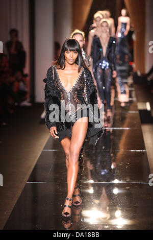 Paris, France. 30 juin 2013. La mannequin britannique Naomi Campbell porte une création par le designer italien Donatella Versace Versace dans le cadre de la collection automne/hiver 2013/2014 présentée lors de la Paris fashion week Haute Couture, à Paris. Défilés de Haute Couture de Paris jusqu'au 3 juillet 2013. Photo : Hendrik Ballhausen/dpa/Alamy Live News Banque D'Images