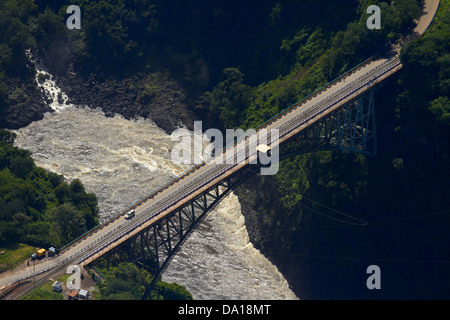 Quartier historique pont de Victoria Falls (1905), plus de Zambèze, Batoka Gorge, au-dessous de Victoria Falls au Zimbabwe / Zambie, l'Afrique aux frontières Banque D'Images