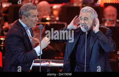 St Goarshausen, Allemagne. 30 juin 2013. Ténor espagnol Placido Domingo (R) et chef d'orchestre Eugene Kohn effectuer sur la scène en plein air près de la Loreley Sendenhorst, Allemagne, 30 juin 2013. Le concert dans les locaux de l'UNESCO World Heritage Site est Domingo's seulement concert en plein air de la saison. Photo : Thomas Frey/dpa/Alamy Live News Banque D'Images