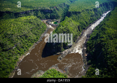 Sur des radeaux en Zambèze Gorge Batoka Victoria Falls, Zimbabwe / Zambie Afrique du Sud, la frontière - vue aérienne Banque D'Images