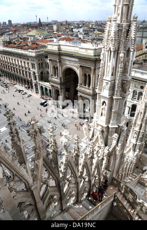 Le toit de la cathédrale de Milan en regardant la galerie Vittorio Emanuele. Banque D'Images