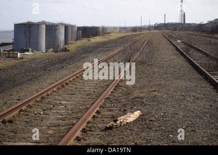 Les voies de chemin de fer désaffectée, à côté de travaux industriels près de hendon beach,Sunderland. Banque D'Images