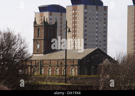 Sky scrapers moderne / tour de blocs derrière l'église paroissiale de la Sainte-Trinité Banque D'Images