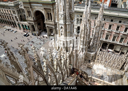 Le toit de la cathédrale de Milan en regardant la galerie Vittorio Emanuele. Banque D'Images