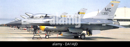 Cette image montre un F-16 Fighting Falcon portant le numéro de queue 79-0397, affecté au 61st Tactical Fighter Squadron et à la 56th Tactical Training Wing. Le F-16 est un avion de chasse multirôle utilisé par l'US Air Force. Banque D'Images