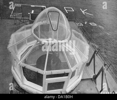 Cette image représente la tour de contrôle de Polebrook de la RAF, montrant la structure clé de l'aérodrome utilisée pendant la seconde Guerre mondiale pour le contrôle du trafic aérien et la coordination des opérations militaires. Banque D'Images