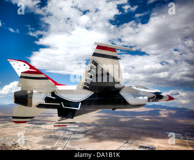 Cette photographie capture les Thunderbirds de l'US Air Force, démontrant leurs compétences de vol de précision dans les F-16 Falcons lors de leur performance au salon aérien de 2010. Les Thunderbirds sont connus pour leurs acrobaties aériennes de haute performance. Banque D'Images