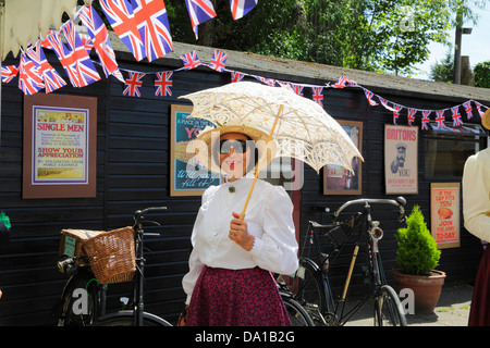 Dame en costume d'époque à la reconstitution de la vie dans WW1 événement à Kent & East Sussex railway station, Ashford, Kent, UK, FR Banque D'Images