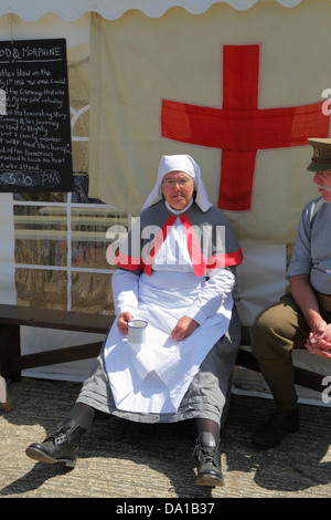 Vintage femme en uniforme les infirmières à reconstitution de la vie dans WW1 événement à Kent & East Sussex Railway station, Ashford, Kent, UK, Banque D'Images