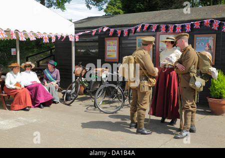 Les gens en costume de reconstitution de la vie dans WW1 à Kent & East Sussex Railway station, Ashford, Kent, UK, FR Banque D'Images