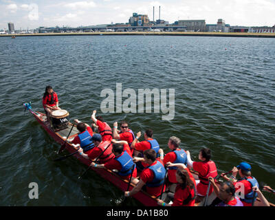 Londres, Royaume-Uni. 30 juin 2013. Lions Club de Chinatown de Londres accueille le 18e Londres Hong Kong Dragon Boat Festival le 30 juin 2013 au London Centre Regatta, Docklands, London, England, UK. En plus de la course de bateaux-dragons, cette levée de fonds se compose d'un festival gastronomique, des attractions culturelles, animation, musique live, arts martiaux affiche et bien plus encore. Credit : PD Amedzro/Alamy Live News Banque D'Images