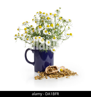 Blue tasse de fleurs de camomille et la cuillère de bourgeons séchés sur fond blanc Banque D'Images