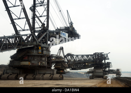 L'exploitation minière à l'excavateur lignite Tagebau Garzweiler (surface mine) Rhénanie du Nord-Westphalie, Allemagne. Banque D'Images