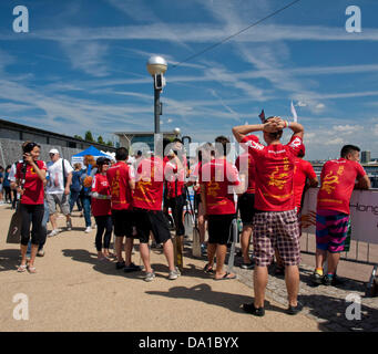 Londres, Royaume-Uni. 30 juin 2013. Lions Club de Chinatown de Londres accueille le 18e Londres Hong Kong Dragon Boat Festival le 30 juin 2013 au London Centre Regatta, Docklands, London, England, UK. En plus de la course de bateaux-dragons, cette levée de fonds se compose d'un festival gastronomique, des attractions culturelles, animation, musique live, arts martiaux affiche et bien plus encore. Credit : PD Amedzro/Alamy Live News Banque D'Images