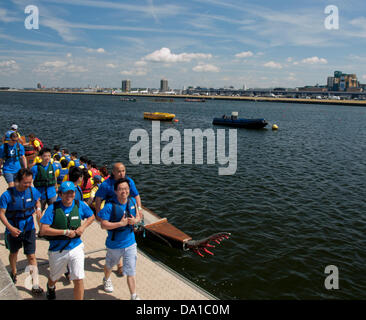 Londres, Royaume-Uni. 30 juin 2013. Lions Club de Chinatown de Londres accueille le 18e Londres Hong Kong Dragon Boat Festival le 30 juin 2013 au London Centre Regatta, Docklands, London, England, UK. En plus de la course de bateaux-dragons, cette levée de fonds se compose d'un festival gastronomique, des attractions culturelles, animation, musique live, arts martiaux affiche et bien plus encore. Credit : PD Amedzro/Alamy Live News Banque D'Images