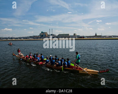 Londres, Royaume-Uni. 30 juin 2013. Lions Club de Chinatown de Londres accueille le 18e Londres Hong Kong Dragon Boat Festival le 30 juin 2013 au London Centre Regatta, Docklands, London, England, UK. En plus de la course de bateaux-dragons, cette levée de fonds se compose d'un festival gastronomique, des attractions culturelles, animation, musique live, arts martiaux affiche et bien plus encore. Credit : PD Amedzro/Alamy Live News Banque D'Images