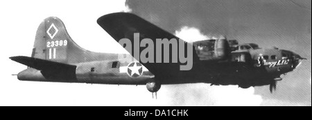Le B-17F-42-3389, connu sous le nom de « Rangy Lil », faisait partie du 347th Bomb Squadron pendant la seconde Guerre mondiale. Cet avion emblématique a joué un rôle important dans les campagnes de bombardement alliées au-dessus de l'Europe. Banque D'Images