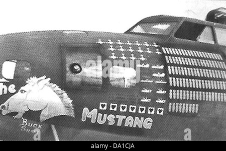 Le B-17F 41-24554, connu sous le nom de « Mustang », faisait partie du 403e Escadron de bombes pendant la seconde Guerre mondiale, reconnu pour son rôle dans les missions de bombardement stratégiques au-dessus de l'Europe. Banque D'Images