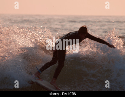 Surfer au coucher du soleil, Bude, Cornwall, UK 2013 Banque D'Images