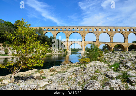 Pont du Gard, l'une des attractions de touristes les plus populaires de la France et l'un des plus beaux exemples de l'architecture romaine Banque D'Images