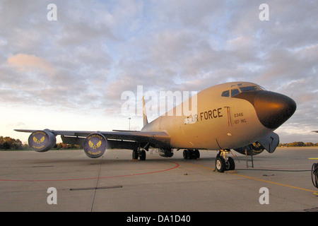 Le Boeing KC-135-BN Stratotanker (60-0346) du 171e escadron de ravitaillement aérien de la Garde nationale aérienne du Michigan est un avion militaire de ravitaillement aérien. Le KC-135 fournit des capacités de ravitaillement air-air critiques, soutenant un large éventail d'opérations militaires. Banque D'Images