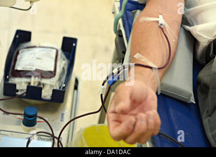 Un homme fait don de sang dans le foyer du Landtag à Stuttgart, Allemagne, 20 juin 2013. Photo : FRANZISKA KRAUFMANN Banque D'Images