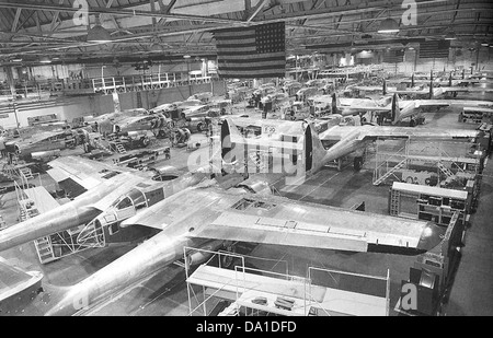 Cette image de 1944 montre un avion P-61 Black Widow sur la chaîne de montage de l'usine Northrup. Le P-61 était un chasseur de nuit américain clé utilisé pendant la seconde Guerre mondiale, conçu pour contrer les bombardiers ennemis pendant les opérations nocturnes. Banque D'Images