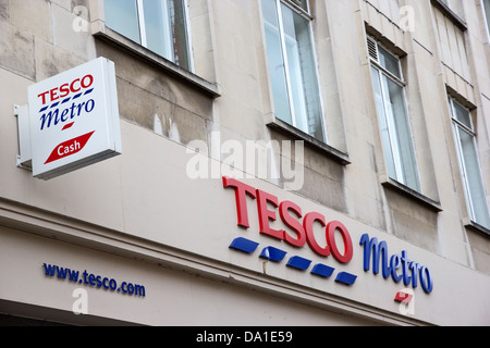 Plus de signes Tesco Metro Banque D'Images