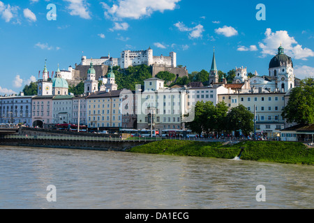 La rivière Salzach et Château de Hohensalzburg, Salzbourg, Autriche Banque D'Images
