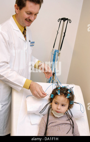 Examen de l'EEG DE L'ENFANT Banque D'Images