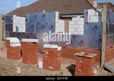 Mur en brique avec isolation thermique celotex dans la cavité et des murs creux dans une nouvelle propriété ou exptension Banque D'Images