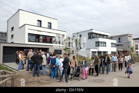 Les visiteurs autour d'attente pour visiter nouvellement construit maison individuelle dans le lac Phoenix Estate de Dortmund, Allemagne Banque D'Images