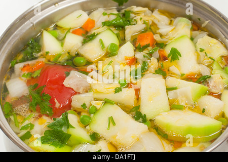 Poêle avec de jeunes légumes soupe aux légumes Banque D'Images