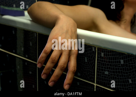 Corps de femme dans la salle de bain en baignoire Banque D'Images