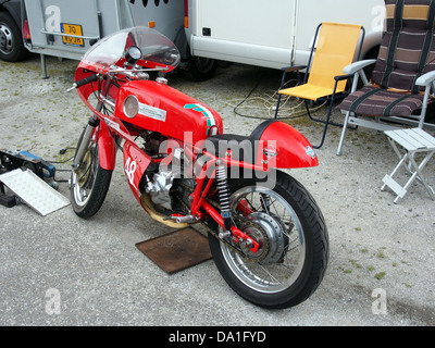 La Aermacchi Harley-Davidson No48 est une moto de course, connue pour sa vitesse et son ingénierie. L'image montre la moto en action, montrant son design, ses performances et la collaboration entre Aermacchi et Harley-Davidson. Banque D'Images