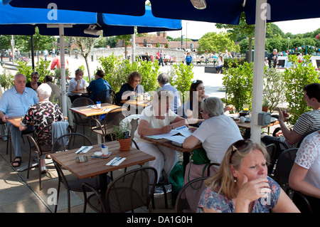 Cafe de la chaussée, Waterside, Stratford-upon-Avon, Royaume-Uni Banque D'Images