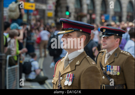 Un officier à la tête d'un contingent de l'armée les participants à la London Pride Parade. Banque D'Images
