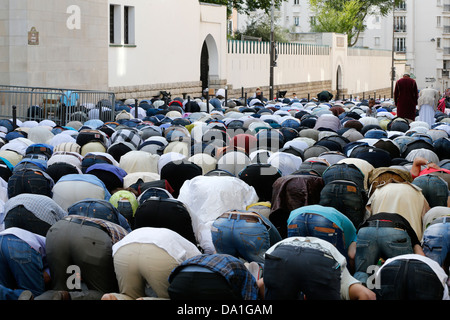 Les musulmans prier à l'extérieur de la Grande Mosquée de Paris sur le festival de l'Aïd El-Fitr Banque D'Images