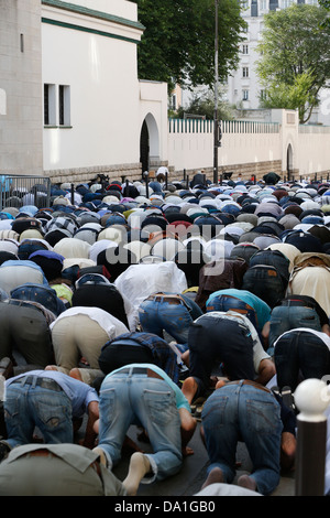 Les musulmans prier à l'extérieur de la Grande Mosquée de Paris sur le festival de l'Aïd El-Fitr Banque D'Images